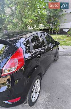 Хэтчбек Ford Fiesta 2016 в 