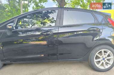 Хэтчбек Ford Fiesta 2016 в 