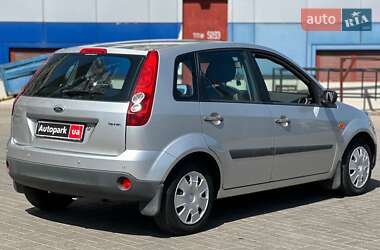 Хэтчбек Ford Fiesta 2005 в 