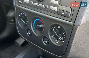 Хэтчбек Ford Fiesta 2005 в 