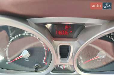 Хэтчбек Ford Fiesta 2011 в 