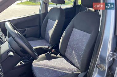 Хэтчбек Ford Fiesta 2006 в 