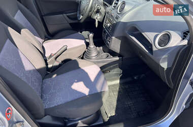 Хэтчбек Ford Fiesta 2006 в 