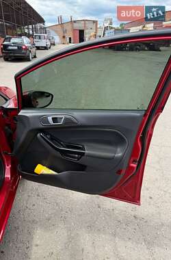 Хэтчбек Ford Fiesta 2015 в 