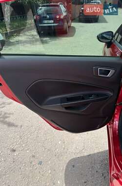 Хэтчбек Ford Fiesta 2015 в 