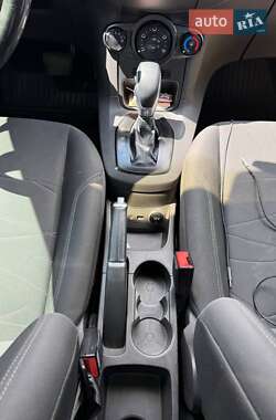 Хэтчбек Ford Fiesta 2015 в 