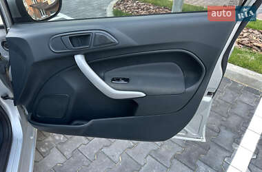 Хэтчбек Ford Fiesta 2011 в 
