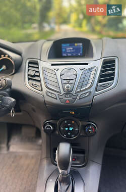 Хэтчбек Ford Fiesta 2016 в 