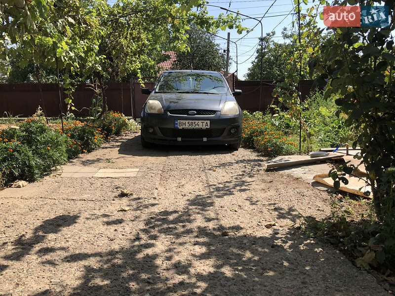 Хэтчбек Ford Fiesta 2006 в Измаиле