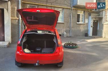 Хэтчбек Ford Fiesta 2003 в 