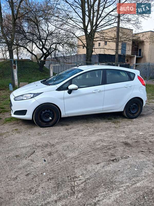 Хэтчбек Ford Fiesta 2016 в 