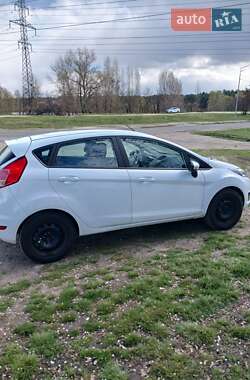 Хэтчбек Ford Fiesta 2016 в 