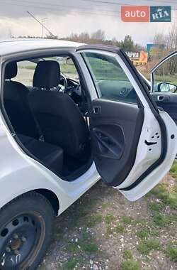 Хэтчбек Ford Fiesta 2016 в 