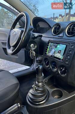 Хэтчбек Ford Fiesta 2002 в 