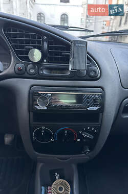 Хэтчбек Ford Fiesta 2000 в 