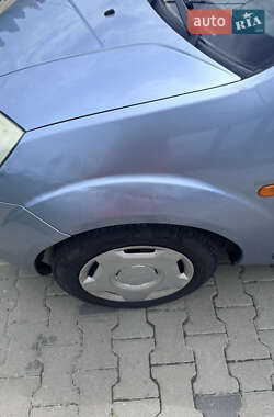 Хэтчбек Ford Fiesta 2004 в 