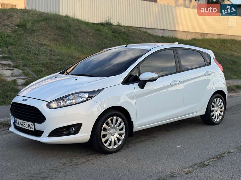 Хэтчбек Ford Fiesta 2016 в 