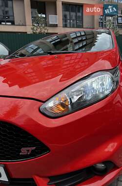 Хэтчбек Ford Fiesta 2016 в 