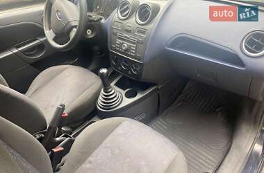 Хэтчбек Ford Fiesta 2006 в 