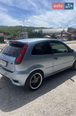 Хэтчбек Ford Fiesta 2005 в 