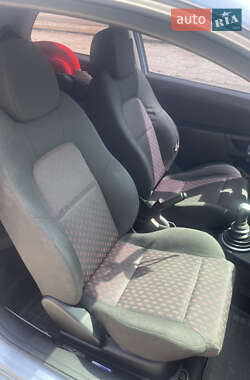 Хэтчбек Ford Fiesta 2005 в 