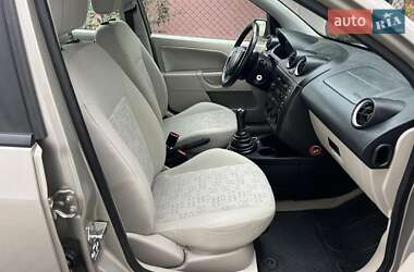 Хэтчбек Ford Fiesta 2002 в 