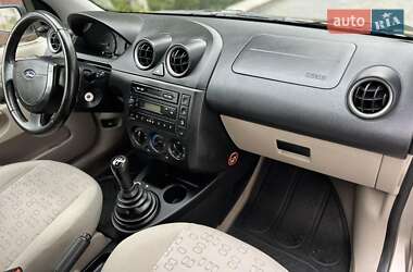 Хэтчбек Ford Fiesta 2002 в 