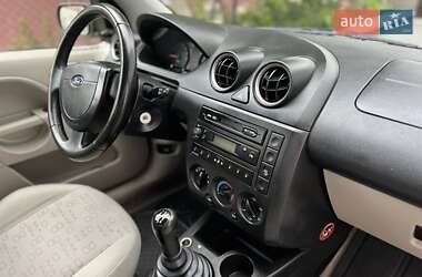 Хэтчбек Ford Fiesta 2002 в 