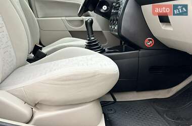 Хэтчбек Ford Fiesta 2002 в 