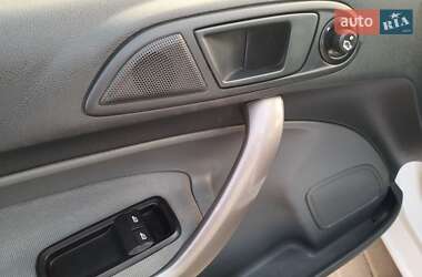 Хэтчбек Ford Fiesta 2011 в 