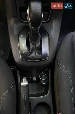 Хэтчбек Ford Fiesta 2016 в 