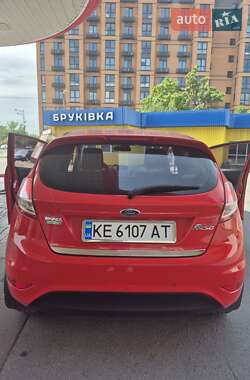 Хэтчбек Ford Fiesta 2015 в 