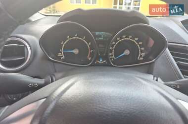 Хэтчбек Ford Fiesta 2015 в 