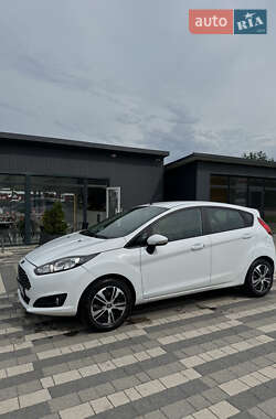 Хэтчбек Ford Fiesta 2015 в 