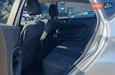 Хэтчбек Ford Fiesta 2016 в 