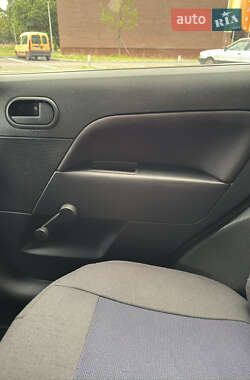 Хэтчбек Ford Fiesta 2006 в 