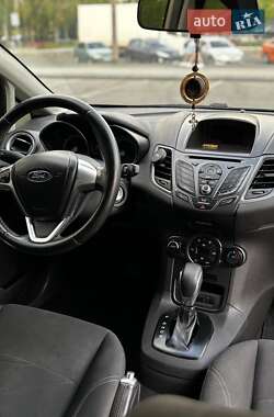 Хэтчбек Ford Fiesta 2016 в 