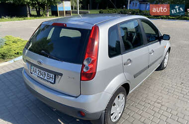 Хэтчбек Ford Fiesta 2006 в 