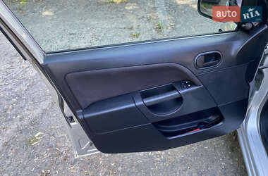 Хэтчбек Ford Fiesta 2006 в 