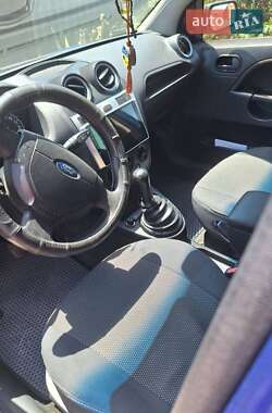 Хэтчбек Ford Fiesta 2006 в 