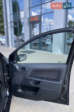 Хэтчбек Ford Fiesta 2006 в 