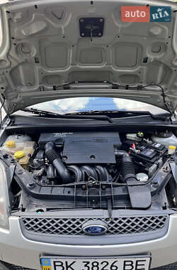 Хэтчбек Ford Fiesta 2006 в 