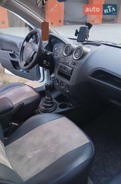 Хэтчбек Ford Fiesta 2006 в 