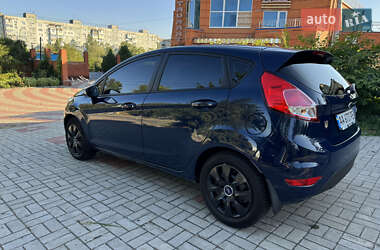 Хэтчбек Ford Fiesta 2015 в 
