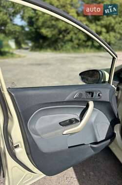 Хэтчбек Ford Fiesta 2009 в 