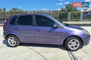 Хэтчбек Ford Fiesta 2006 в 