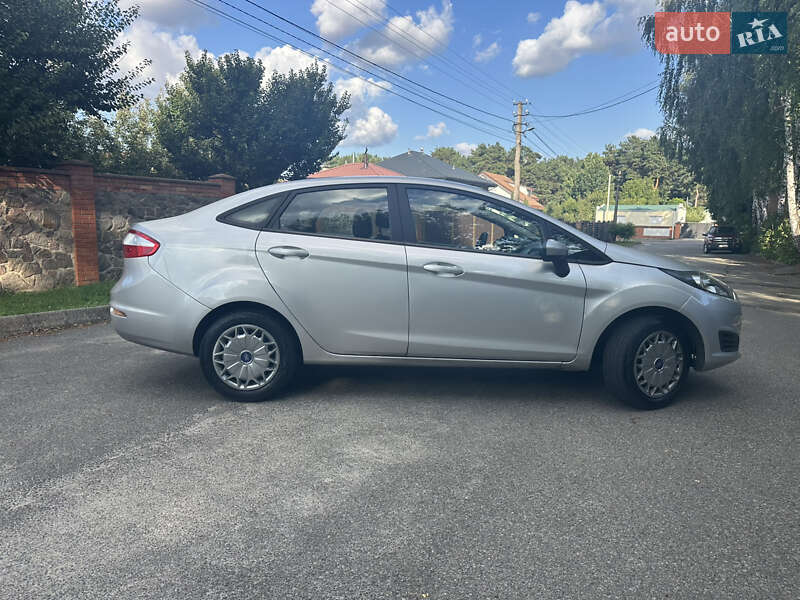 Седан Ford Fiesta 2016 в Киеве