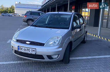 Хэтчбек Ford Fiesta 2004 в 