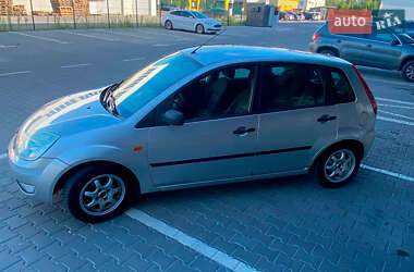 Хэтчбек Ford Fiesta 2004 в 