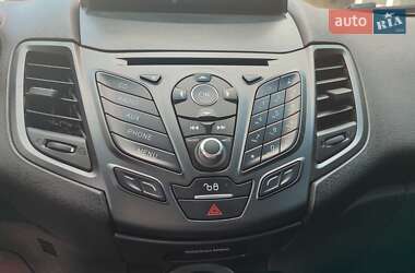 Хэтчбек Ford Fiesta 2015 в 